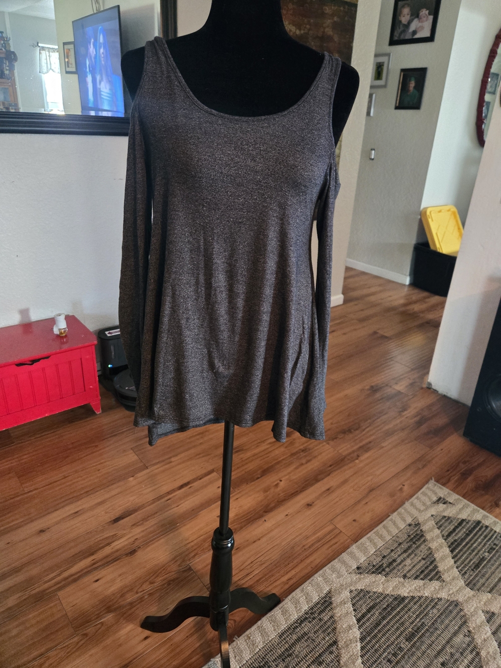 Acemi Gray Cold-Shoulder Long Sleeve Tunic